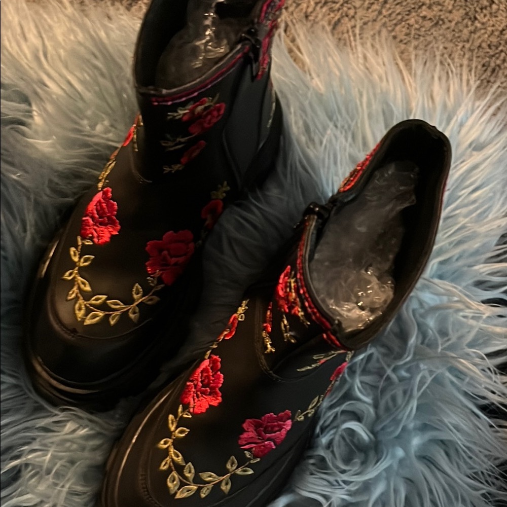 New FARM Rio Black and Red Combat Boots with Floral Embroidery NWOT - Picture 3 of 16